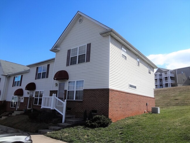 196 Emerson Ln in Harrisonburg, VA - Building Photo - Building Photo
