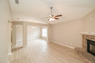 2066 Tanager Dr in Orange Park, FL - Foto de edificio - Building Photo