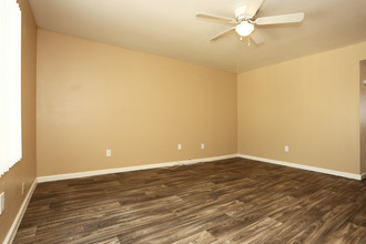 Broadway Park in Tempe, AZ - Building Photo - Interior Photo