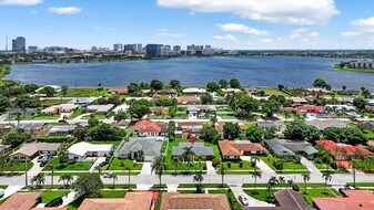 600 S Mangonia Cir in West Palm Beach, FL - Building Photo