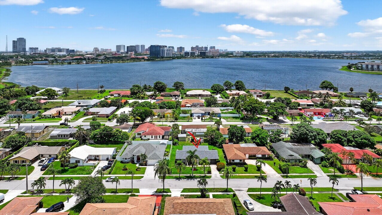 600 S Mangonia Cir in West Palm Beach, FL - Building Photo