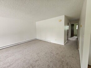 1710 Muldoon Cir in Anchorage, AK - Building Photo - Building Photo