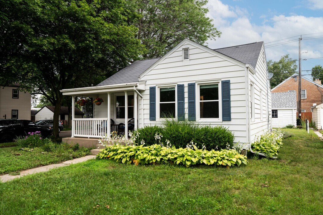 100 E Henry Clay St in Whitefish Bay, WI - Building Photo