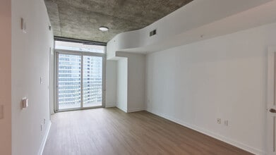 Skyhouse South in Atlanta, GA - Foto de edificio - Building Photo