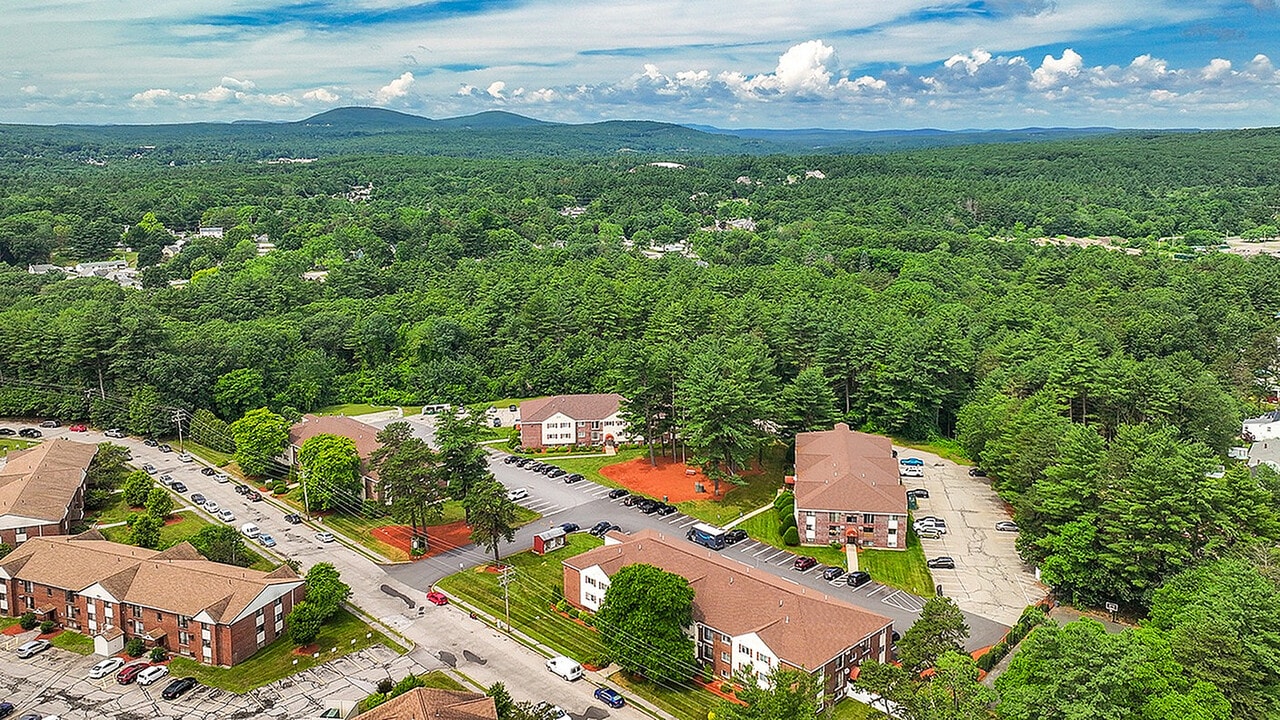 Devonshire Village in Manchester, NH - Foto de edificio