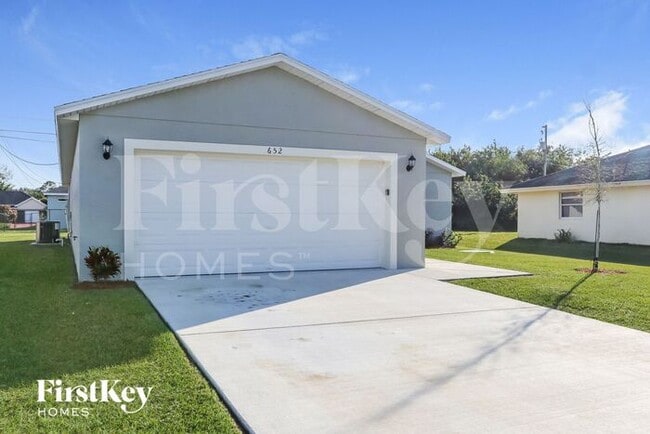 652 SW Jacoby Ave in Port St. Lucie, FL - Building Photo - Building Photo
