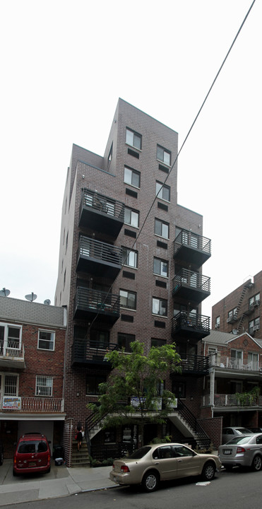 65-11 Booth St in Rego Park, NY - Building Photo