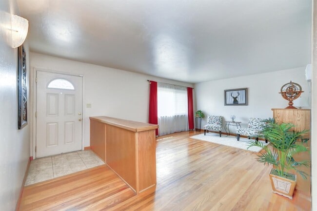 1703 Russell Way in Roseville, CA - Building Photo - Building Photo