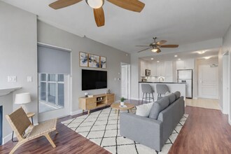 300 W Beech St in San Diego, CA - Building Photo - Building Photo