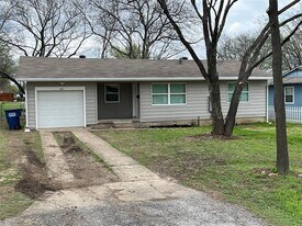 577 W 6th St in Lancaster, TX - Building Photo