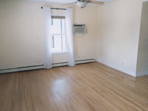 28 Robbins St, Unit 2 in Waltham, MA - Building Photo - Building Photo
