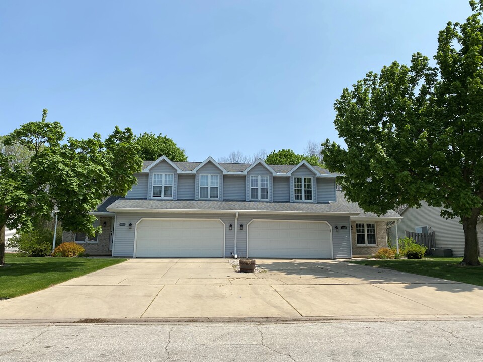 1126 Nier Ct in Howard, WI - Building Photo