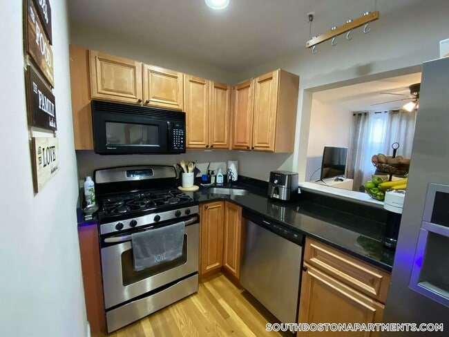 470 E 3rd St, Unit 1 in Boston, MA - Foto de edificio - Building Photo