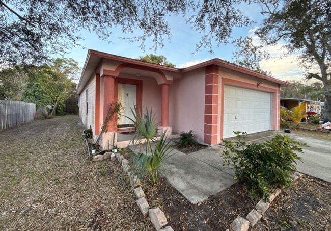 105 Melody Ln in Largo, FL - Building Photo - Building Photo