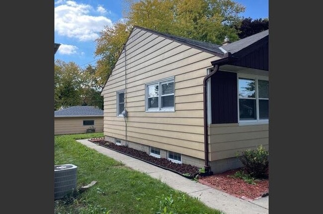 6923 W Tallmadge Pl in Milwaukee, WI - Building Photo - Building Photo