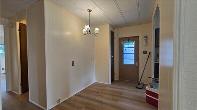 7393 Fairlane Ave in Brooksville, FL - Foto de edificio - Building Photo