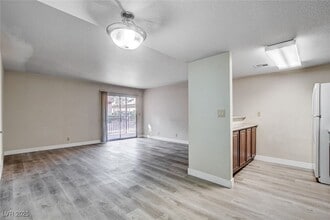 5152 River Glen Dr in Las Vegas, NV - Building Photo - Building Photo