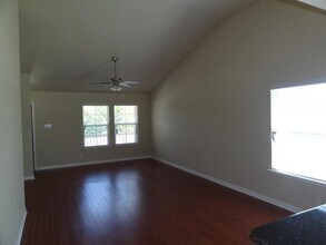 521 Heritage Springs Trail in Round Rock, TX - Foto de edificio - Building Photo