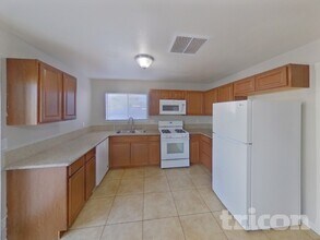 5426 Eastwick Cir in Las Vegas, NV - Foto de edificio - Building Photo