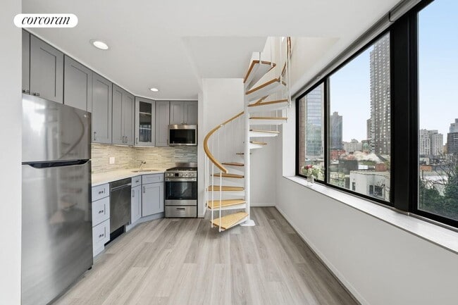 300 E 90th St in New York, NY - Building Photo - Building Photo