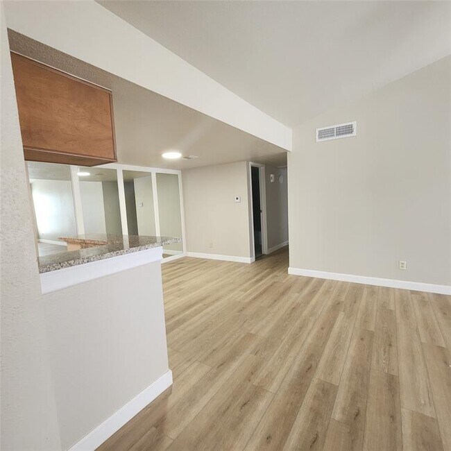 14777 Wunderlich Dr in Houston, TX - Foto de edificio - Building Photo