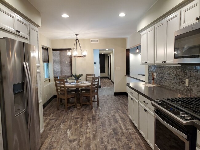 5237 Topanga Canyon Blvd-Unit -5237 Topanga Canyon Down Stairs Unit in Los Angeles, CA - Building Photo - Building Photo