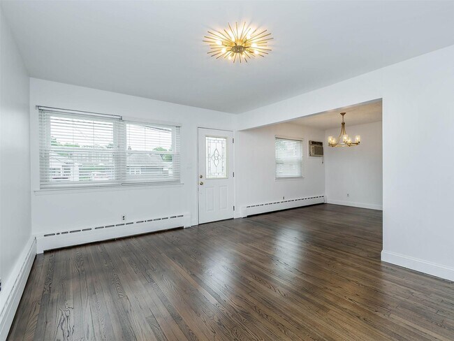 45 Firwood Rd in Port Washington, NY - Building Photo - Building Photo