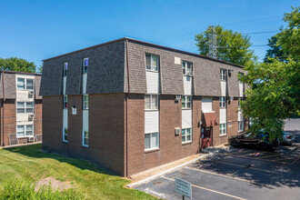 Windcrest Apartments in Champaign, IL - Building Photo - Building Photo