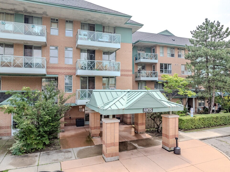 5975 Glen Erin Dr in Mississauga, ON - Building Photo