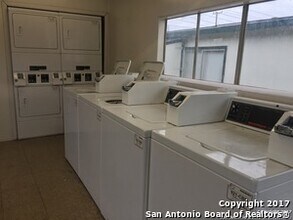 144 W Villaret Blvd in San Antonio, TX - Building Photo - Building Photo