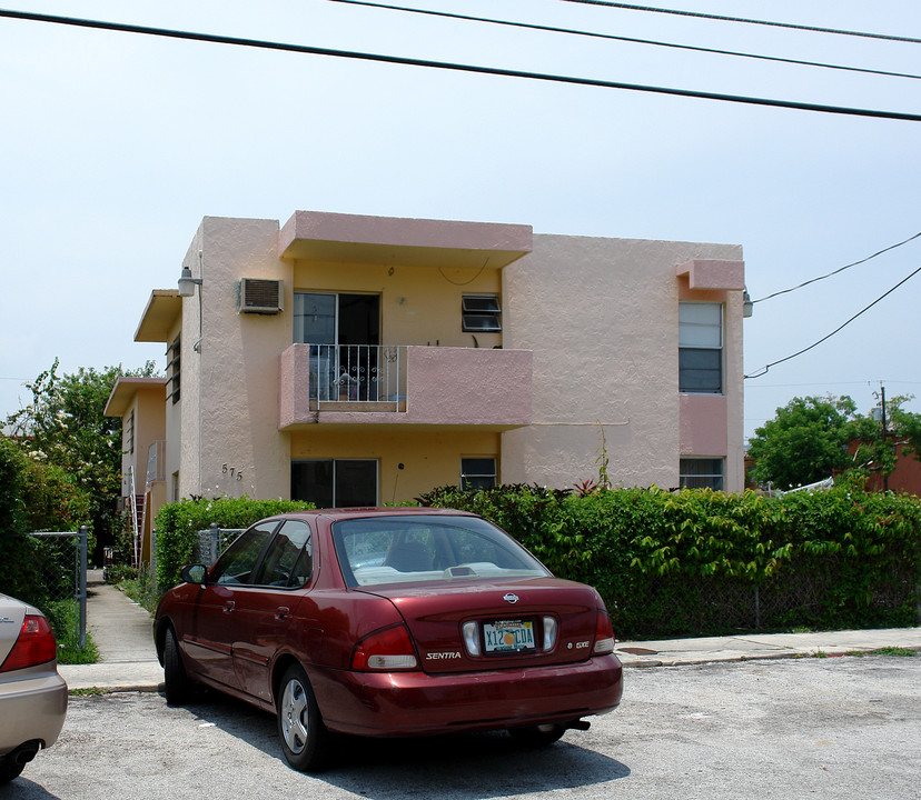 575 SW 11th St in Miami, FL - Building Photo