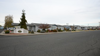 Uptown Court in Sunnyside, WA - Building Photo