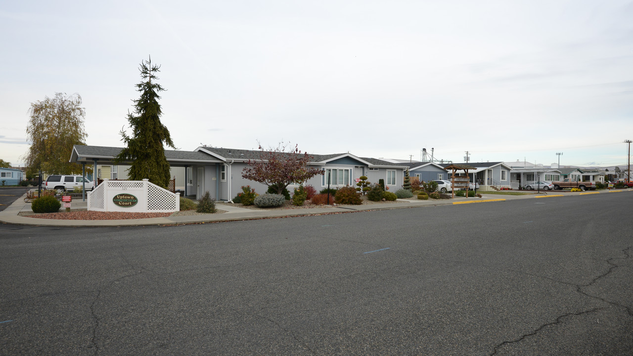 Uptown Court in Sunnyside, WA - Foto de edificio