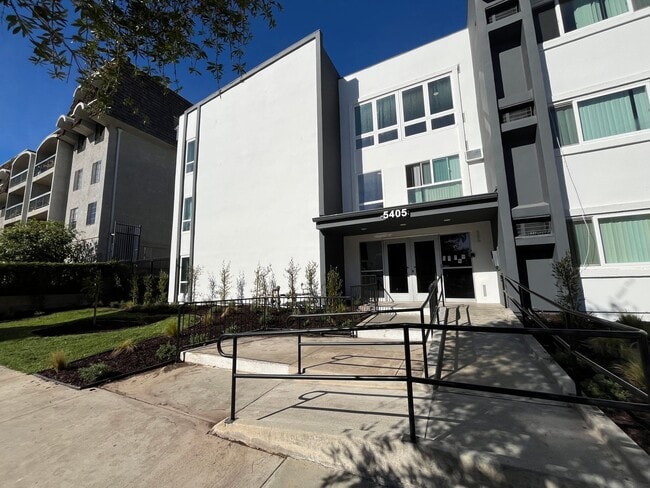 5405 Lindley Ave in Tarzana, CA - Building Photo - Building Photo