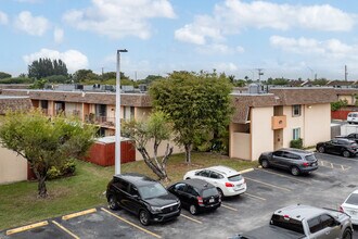 University Trail Condominium in Miami, FL - Foto de edificio - Building Photo