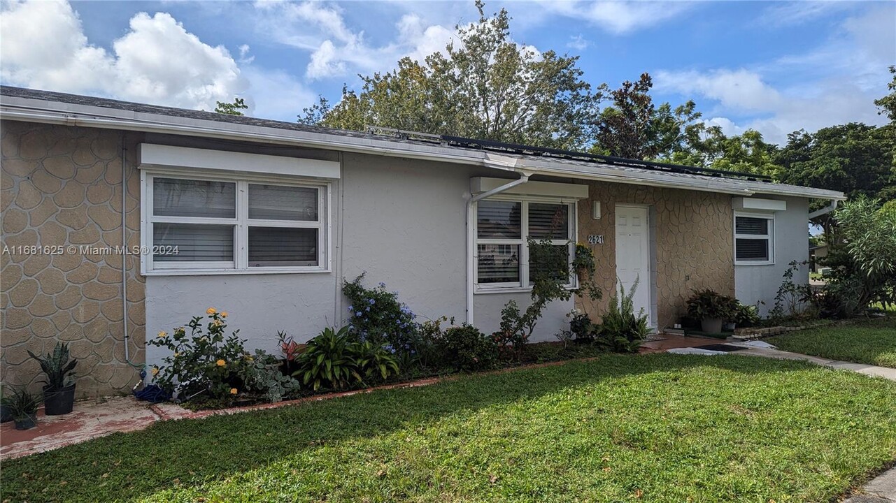 2621 SW Natura Ave in Deerfield Beach, FL - Building Photo