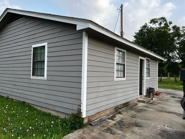141 County Rd 725 in Sweeny, TX - Building Photo - Building Photo