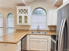 12 West Dr in Edinburg, TX - Foto de edificio - Building Photo