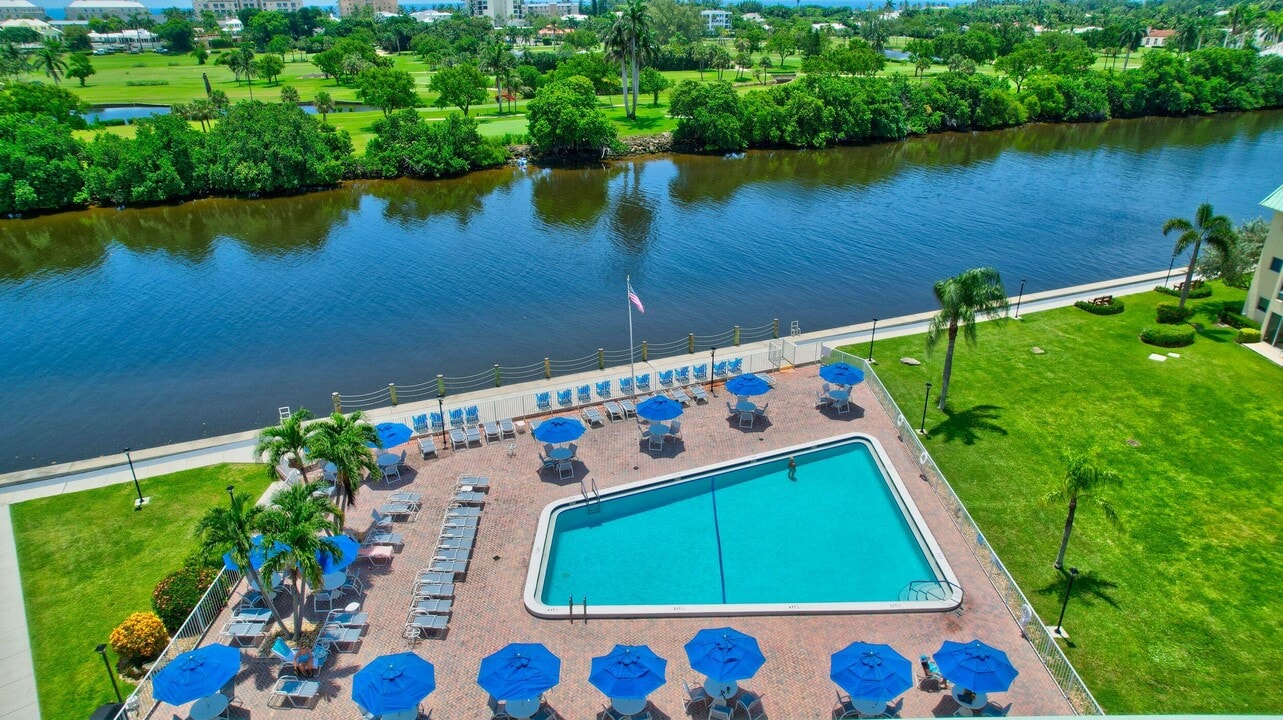 18 Colonial Club Dr in Boynton Beach, FL - Building Photo