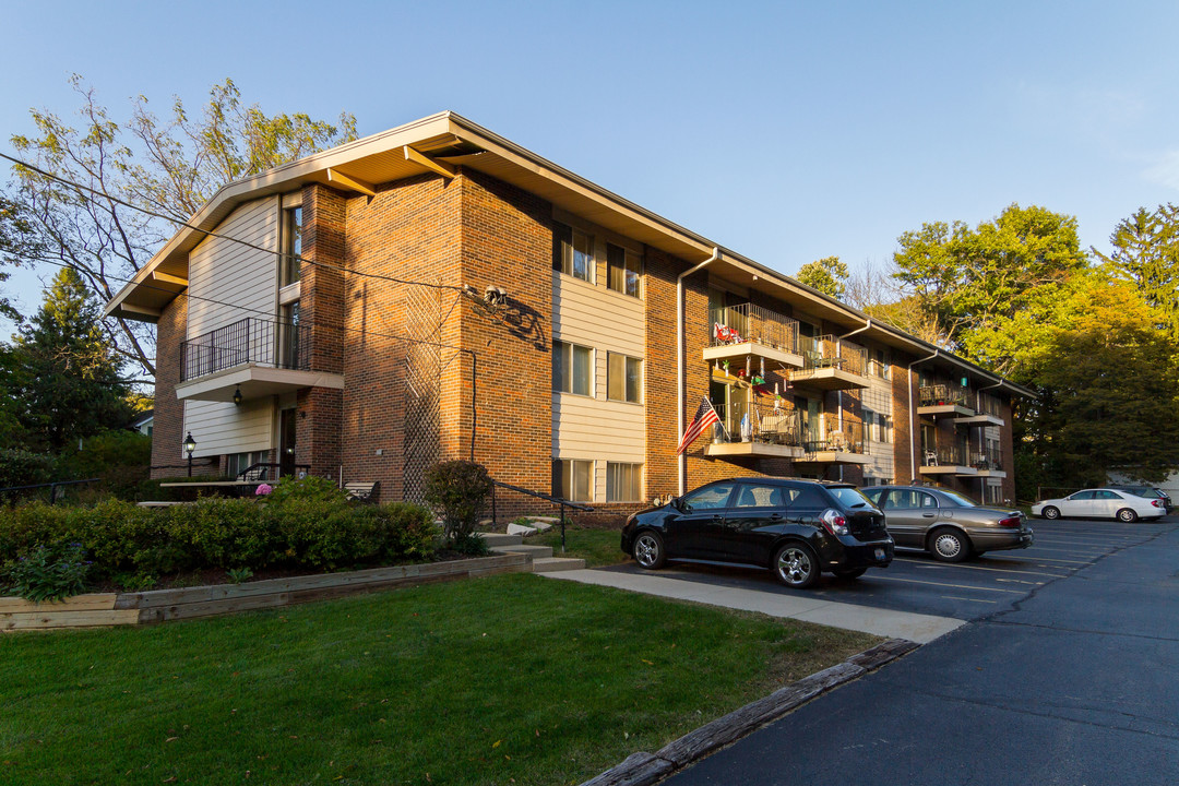 Spacious 1 &2 Bedrooms with Balcony in Rockford, IL - Building Photo