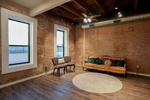 210 E Washington Ave in Navasota, TX - Building Photo