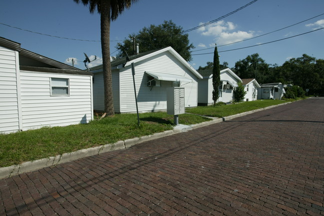 553 Fortner Ave in Lakeland, FL - Foto de edificio - Building Photo