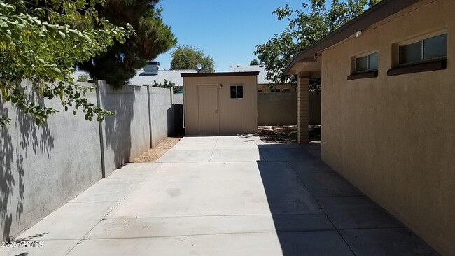 property at 1009 E Hampton Ave