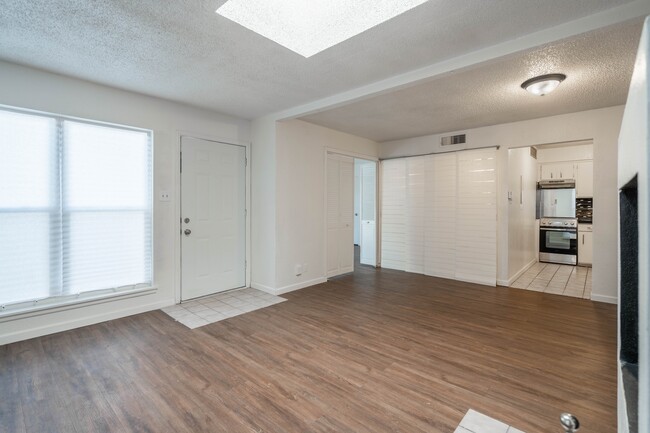 2100 W Wadley Ave in Midland, TX - Building Photo - Building Photo