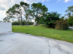 301 South Rd, Unit B in Ft. Myers, FL - Building Photo - Building Photo