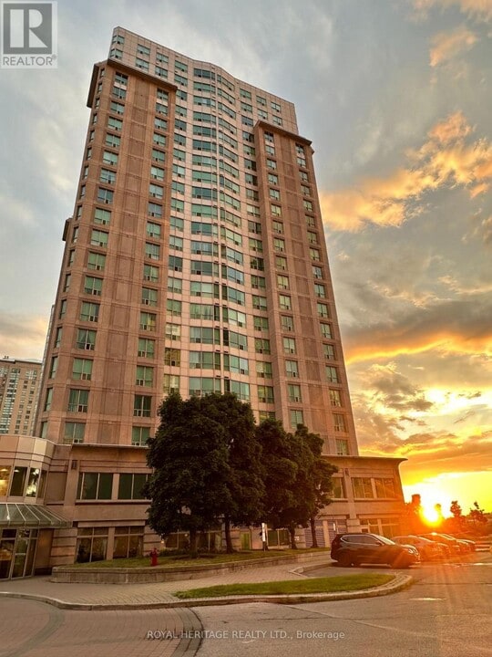 18-2118 Lee Centre Dr in Toronto, ON - Building Photo