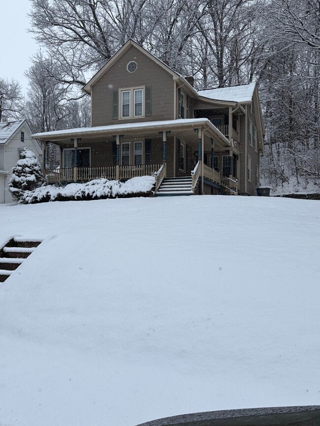 65 Ingraham St, Unit 2nd Floor in Bristol, CT - Foto de edificio - Building Photo