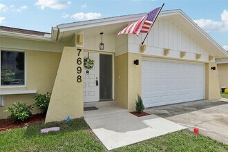 7698 Cardiff Ct N in St. Petersburg, FL - Foto de edificio - Building Photo