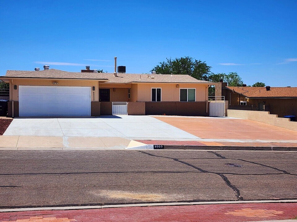 8900 Yankee Dr NE in Albuquerque, NM - Building Photo