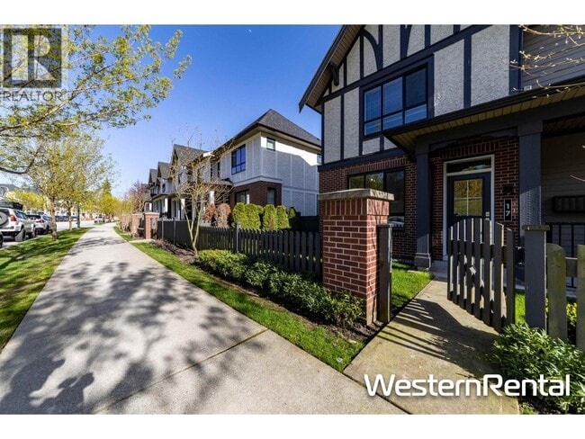 3500 Burke Village Promenade in Coquitlam, BC - Building Photo - Building Photo